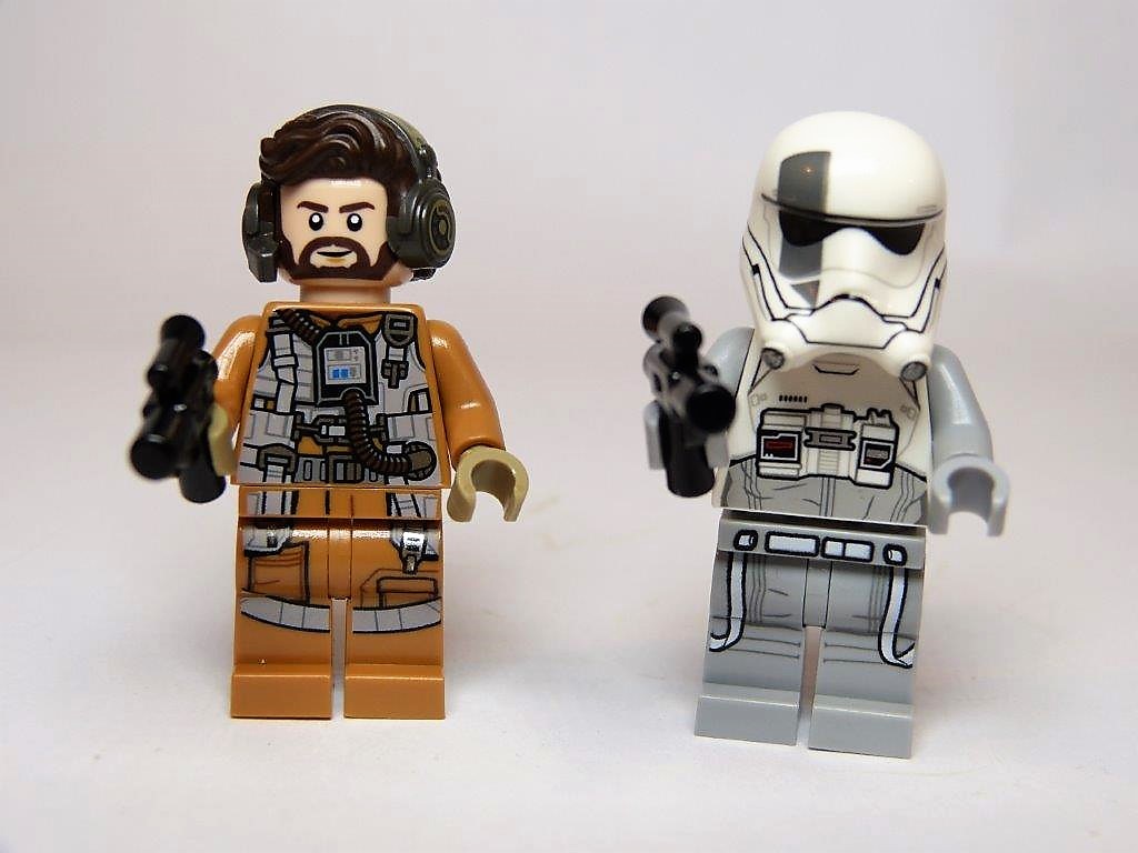  LEGO Star Wars: The Last Jedi Ski Speeder vs. First
