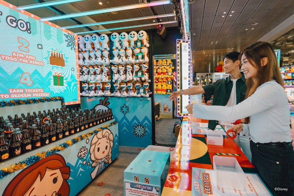 A carnival game based on Frozen.